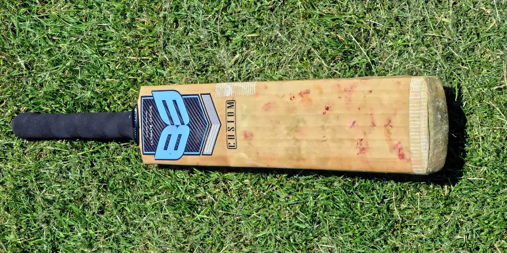 Cricket bat with single grip